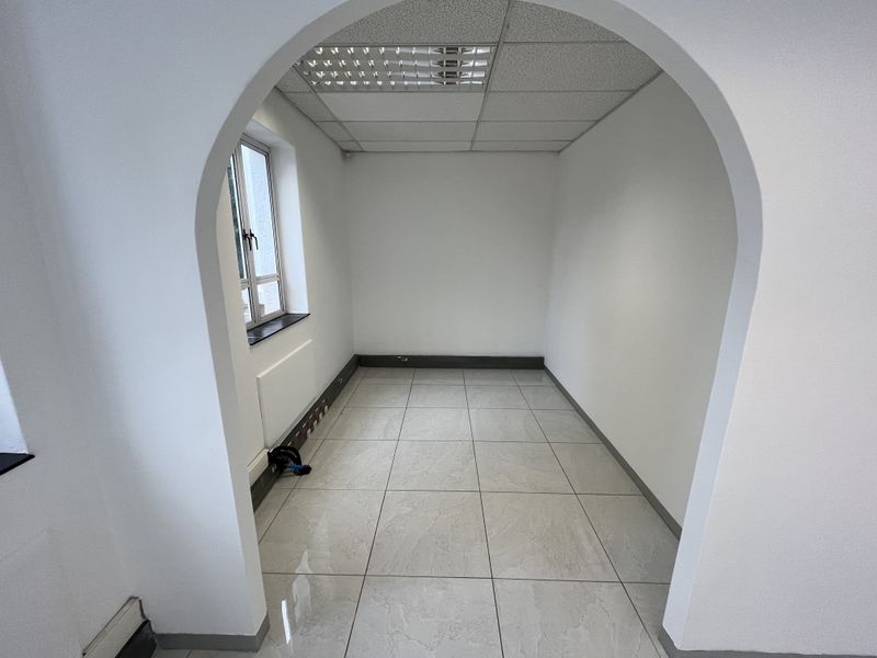 Ground Floor Office available with immediate occupation - Photo 5