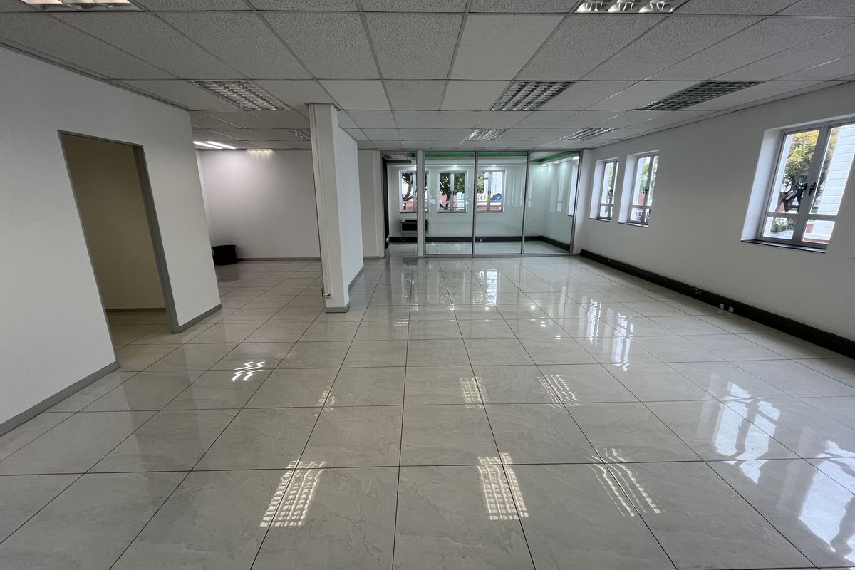 Ground Floor Office available with immediate occupation - Photo 3