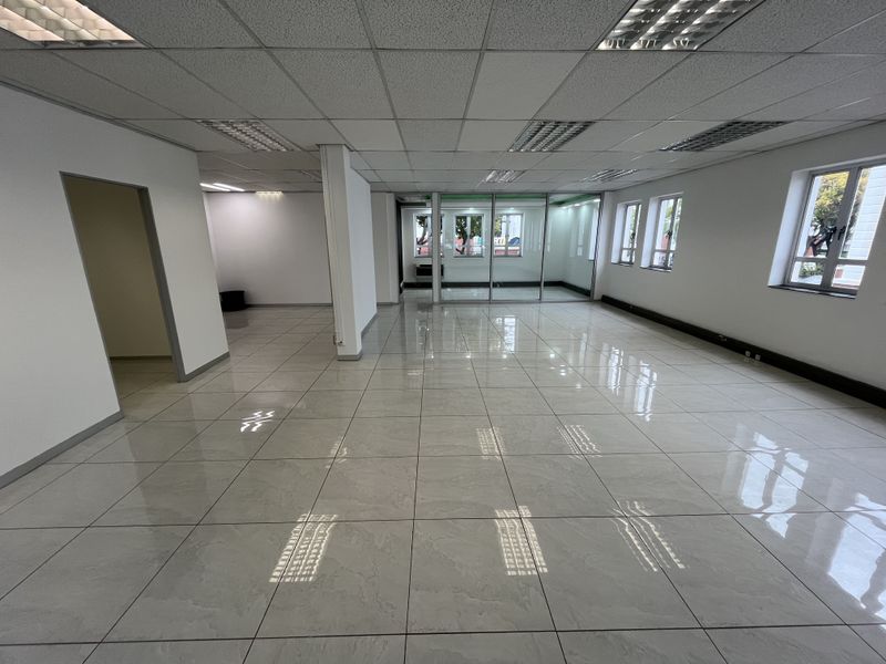 Ground Floor Office available with immediate occupation - Photo 3