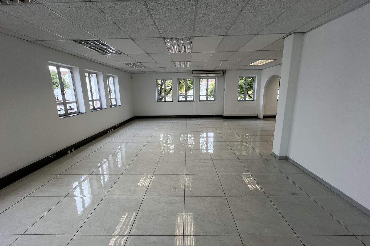 Ground Floor Office available with immediate occupation - Photo 2