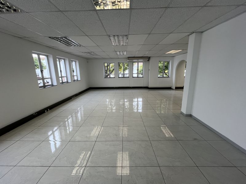 Ground Floor Office available with immediate occupation - Photo 2