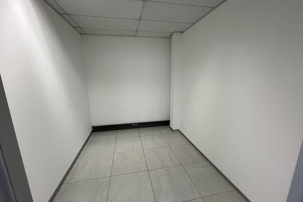 Ground Floor Office available with immediate occupation - Photo 4