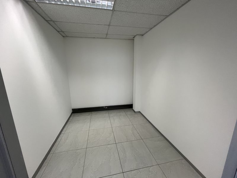 Ground Floor Office available with immediate occupation - Photo 4