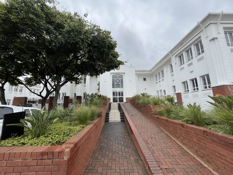 Ground Floor Office available with immediate occupation - Photo 9