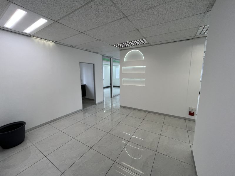 Ground Floor Office available with immediate occupation - Photo 6