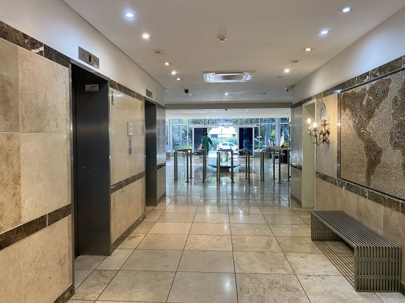 A-grade air-conditioned offices to rent in Rosebank - Photo 2