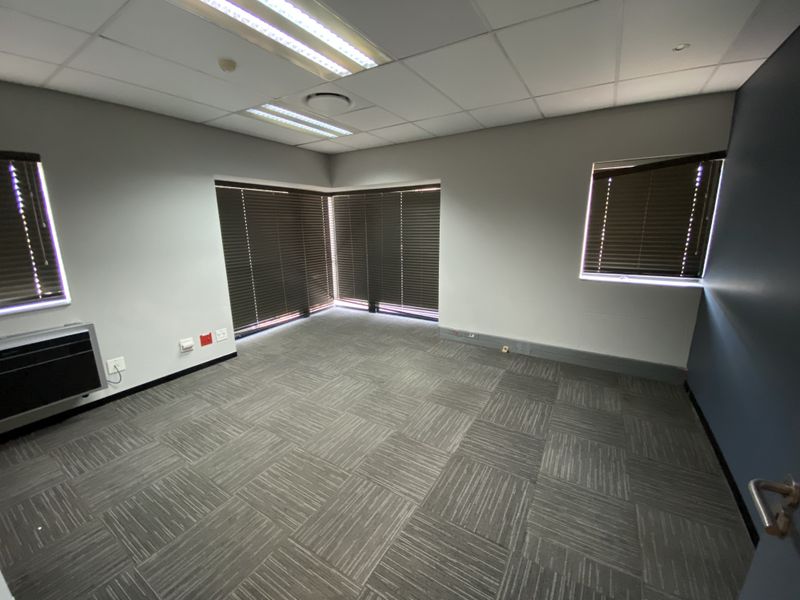 155m2 First Floor Suite to Let in Fourways - Photo 10
