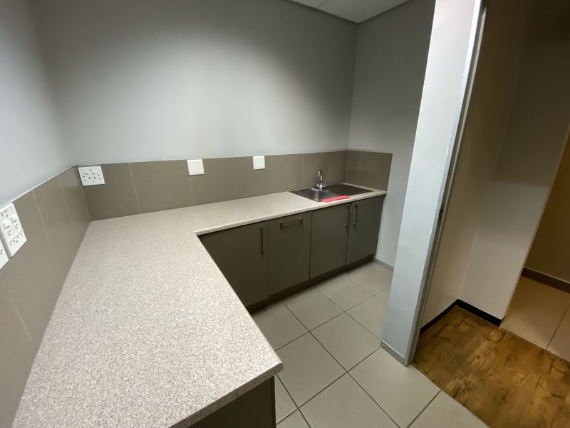 155m2 First Floor Suite to Let in Fourways - Photo 9