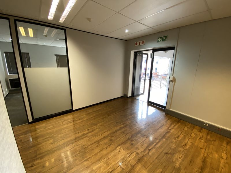 155m2 First Floor Suite to Let in Fourways - Photo 8