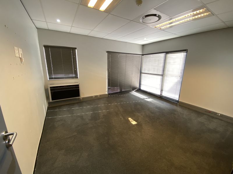 155m2 First Floor Suite to Let in Fourways - Photo 6
