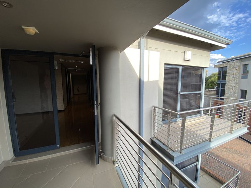 155m2 First Floor Suite to Let in Fourways - Photo 4