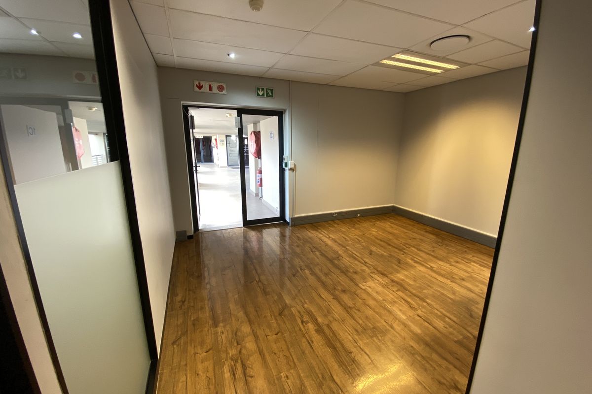 155m2 First Floor Suite to Let in Fourways - Photo 5