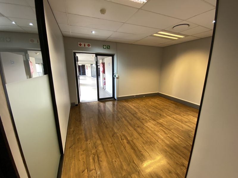 155m2 First Floor Suite to Let in Fourways - Photo 5