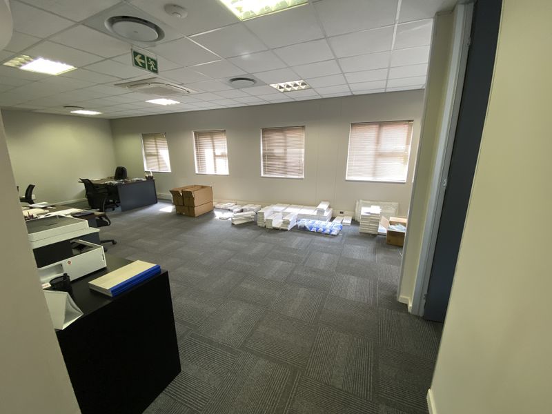 114m2 First Floor Suite to Let in Fourways - Photo 8