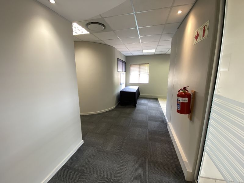114m2 First Floor Suite to Let in Fourways - Photo 6