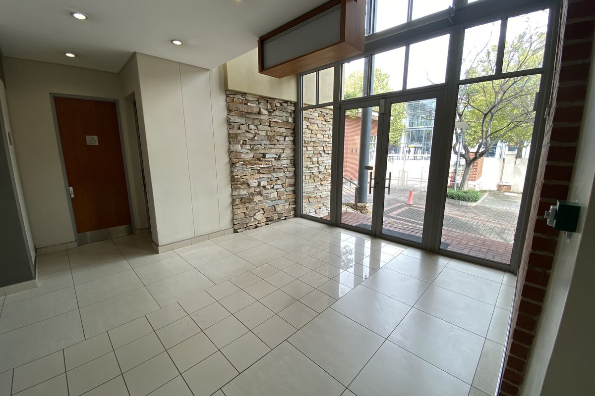 114m2 First Floor Suite to Let in Fourways - Photo 4