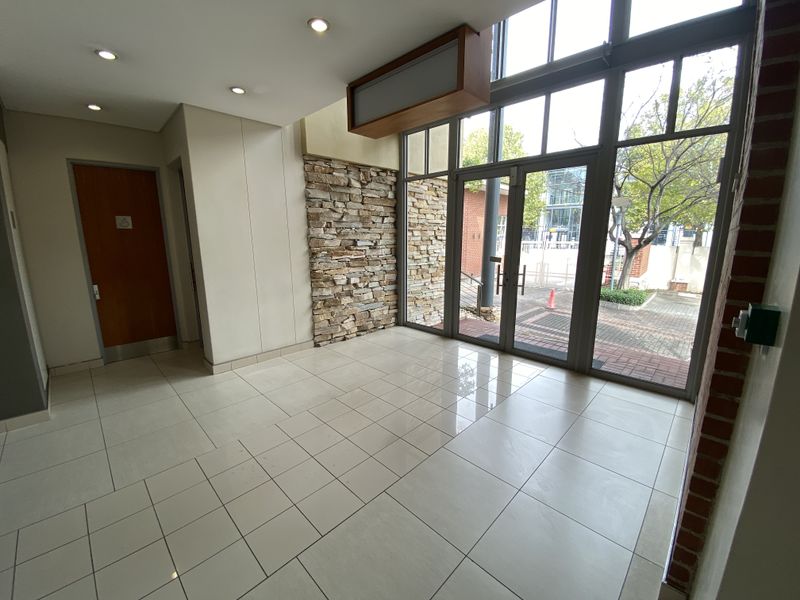 114m2 First Floor Suite to Let in Fourways - Photo 4