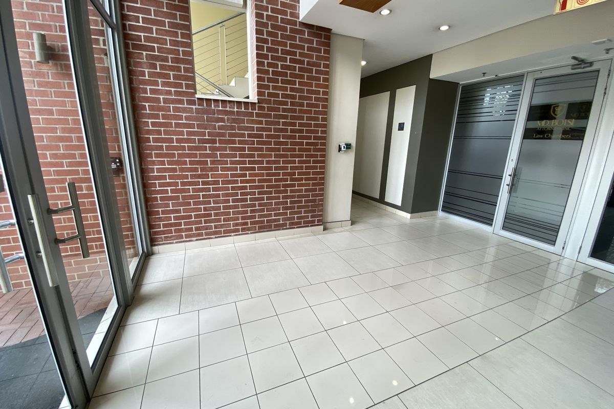 114m2 First Floor Suite to Let in Fourways - Photo 3
