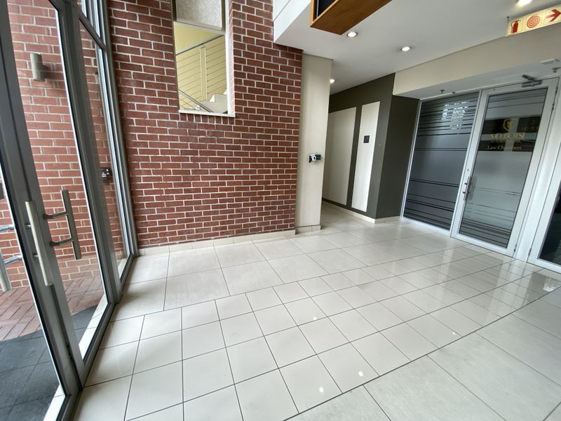 114m2 First Floor Suite to Let in Fourways - Photo 3
