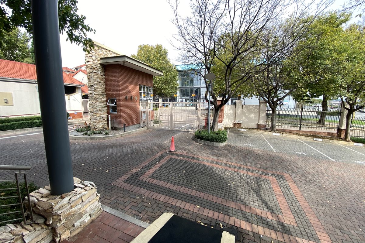 114m2 First Floor Suite to Let in Fourways - Photo 2