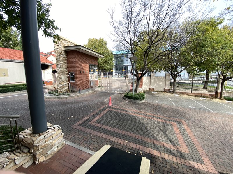 114m2 First Floor Suite to Let in Fourways - Photo 2