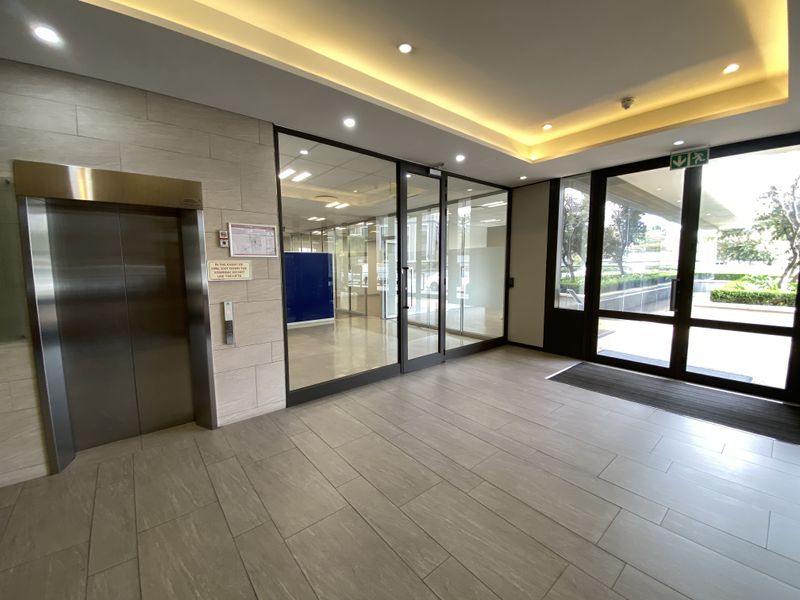 608m2 P-Grade Ground Floor suite to Let in Fourways - Photo 3