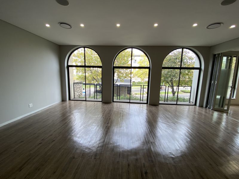 608m2 P-Grade Ground Floor suite to Let in Fourways - Photo 10