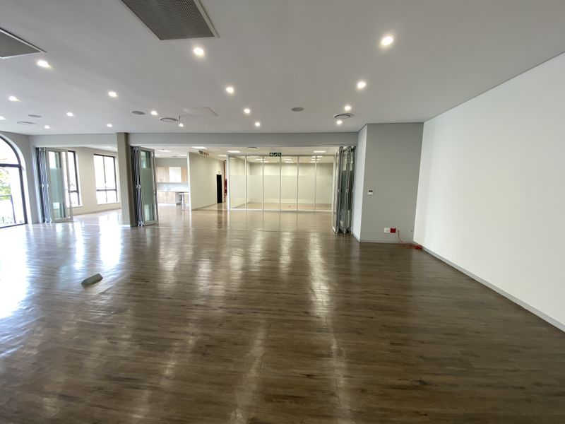 608m2 P-Grade Ground Floor suite to Let in Fourways - Photo 9