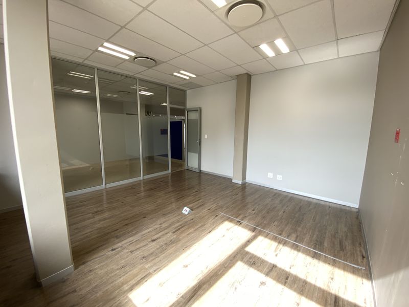 608m2 P-Grade Ground Floor suite to Let in Fourways - Photo 6