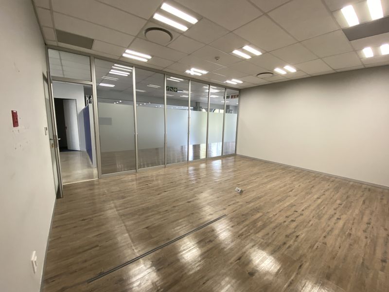 608m2 P-Grade Ground Floor suite to Let in Fourways - Photo 7