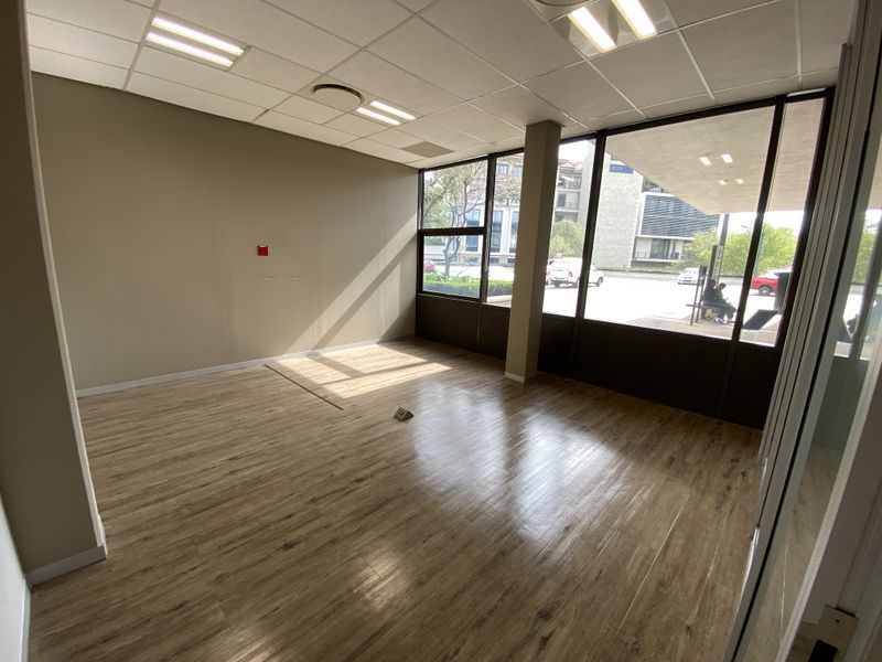 608m2 P-Grade Ground Floor suite to Let in Fourways - Photo 5