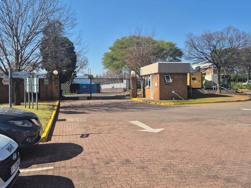 Stand-alone office & lab facility to rent, Midrand - Photo 4