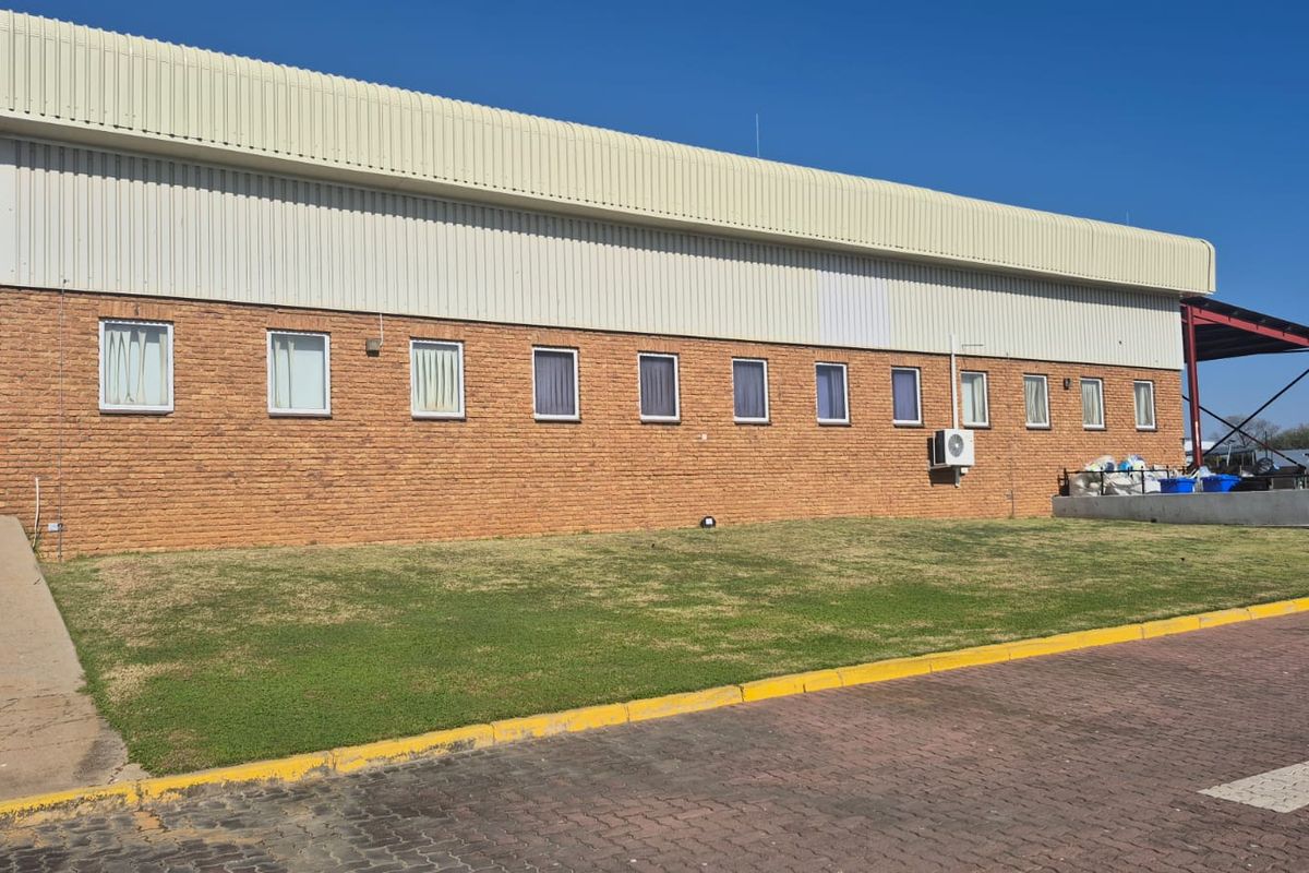 Stand-alone office & lab facility to rent, Midrand - Photo 3