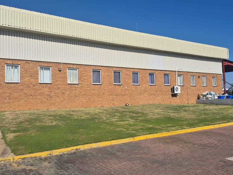 Stand-alone office & lab facility to rent, Midrand - Photo 3
