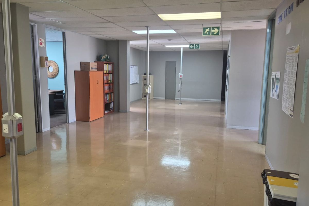 Stand-alone office & lab facility to rent, Midrand - Photo 5