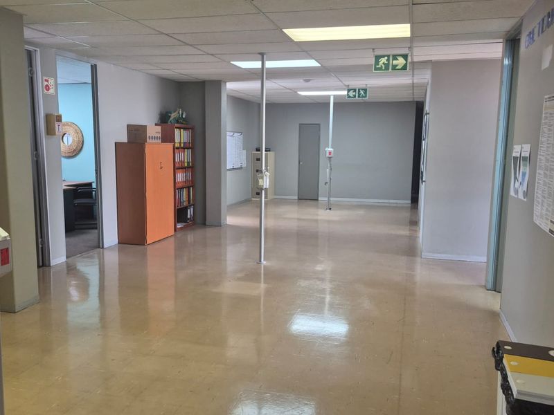 Stand-alone office & lab facility to rent, Midrand - Photo 5