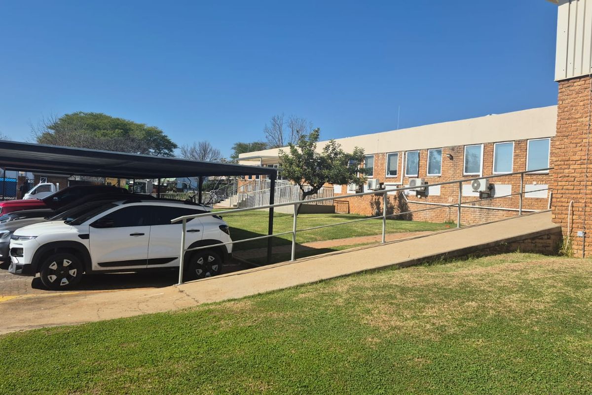 Stand-alone office & lab facility to rent, Midrand - Photo 2