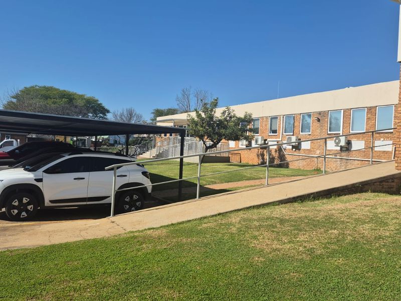 Stand-alone office & lab facility to rent, Midrand - Photo 2