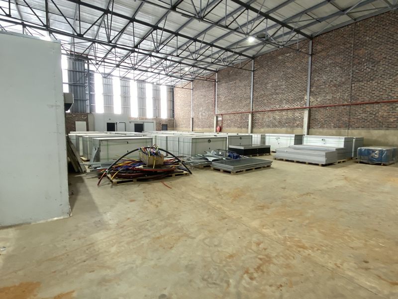 1300m2 Warehouse to Let in Lanseria - Photo 9
