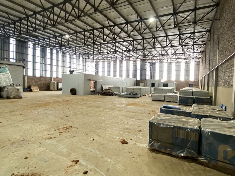 1300m2 Warehouse to Let in Lanseria - Photo 7