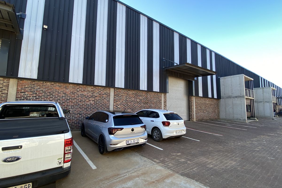 1300m2 Warehouse to Let in Lanseria - Photo 3