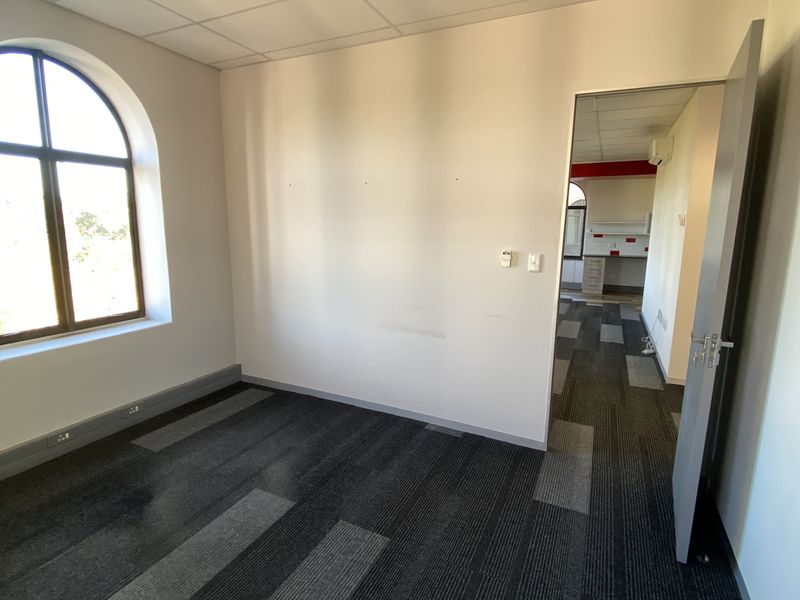 135m2 Fitted Suite to Let in Fourways - Photo 8