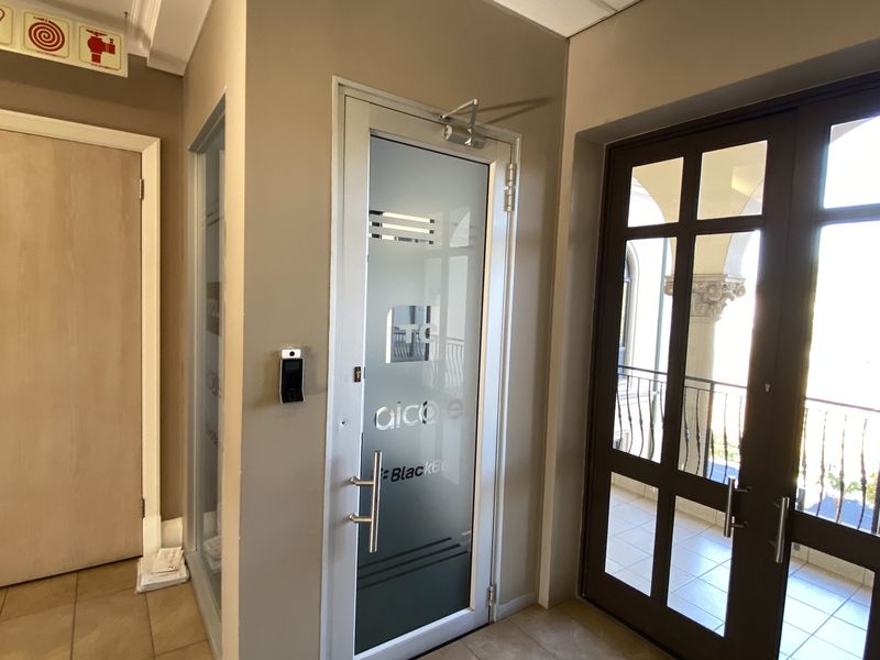 135m2 Fitted Suite to Let in Fourways - Photo 5