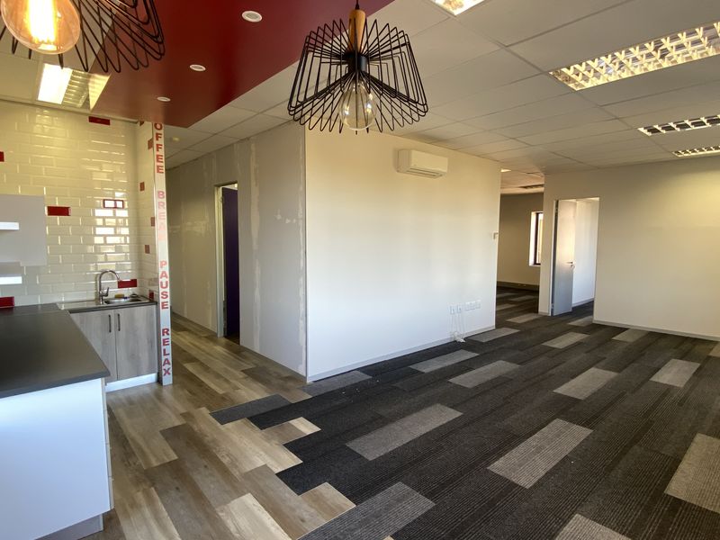 135m2 Fitted Suite to Let in Fourways - Photo 3