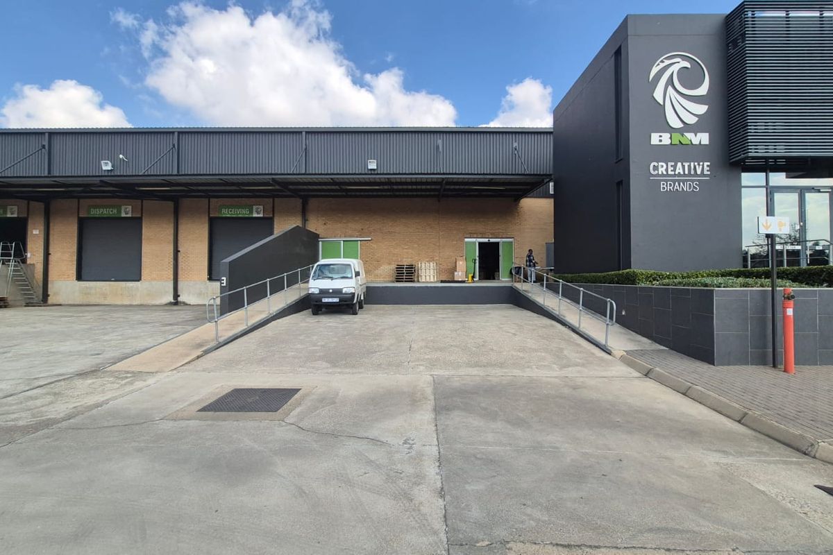 Warehouse with offices in business park to rent, Halfway House, Midrand - Photo 2
