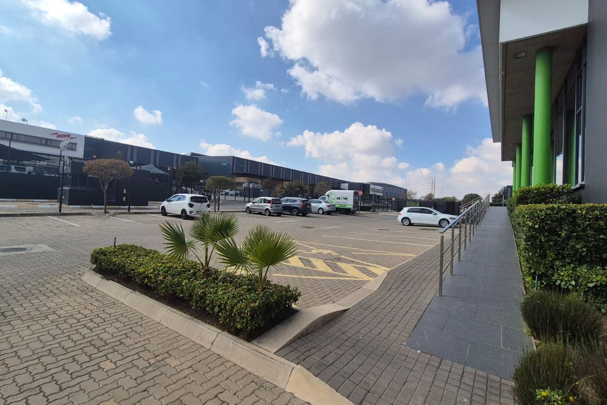 Warehouse with offices in business park to rent, Halfway House, Midrand - Photo 3