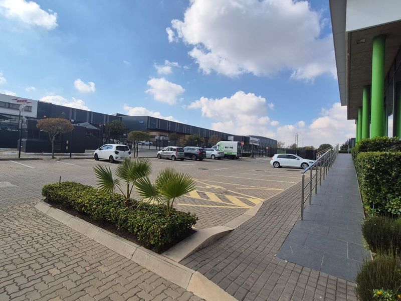 Warehouse with offices in business park to rent, Halfway House, Midrand - Photo 3