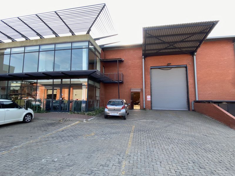 954m2 Warehouse With Showroom to Let in North Riding - Photo 1