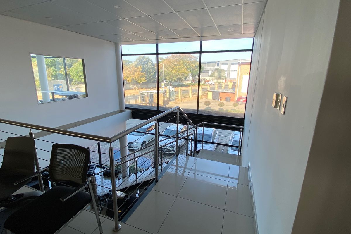 954m2 Warehouse With Showroom to Let in North Riding - Photo 4