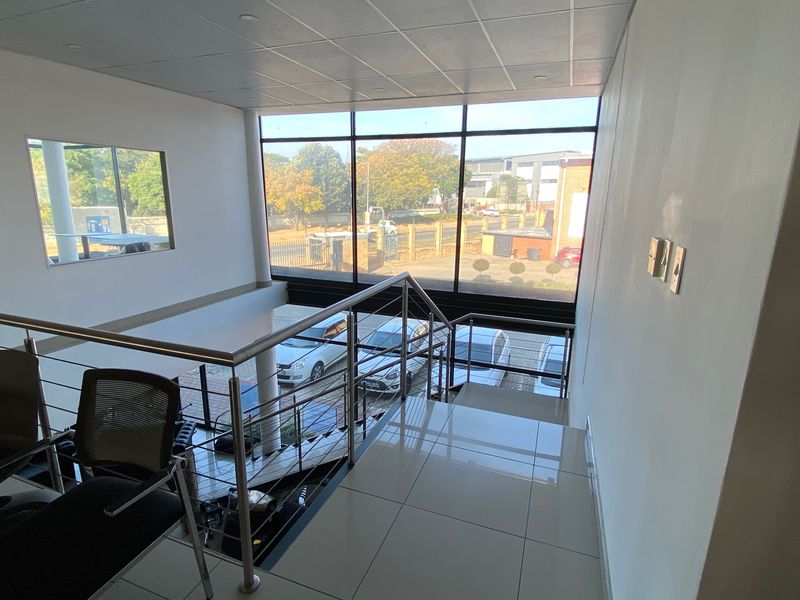 954m2 Warehouse With Showroom to Let in North Riding - Photo 4